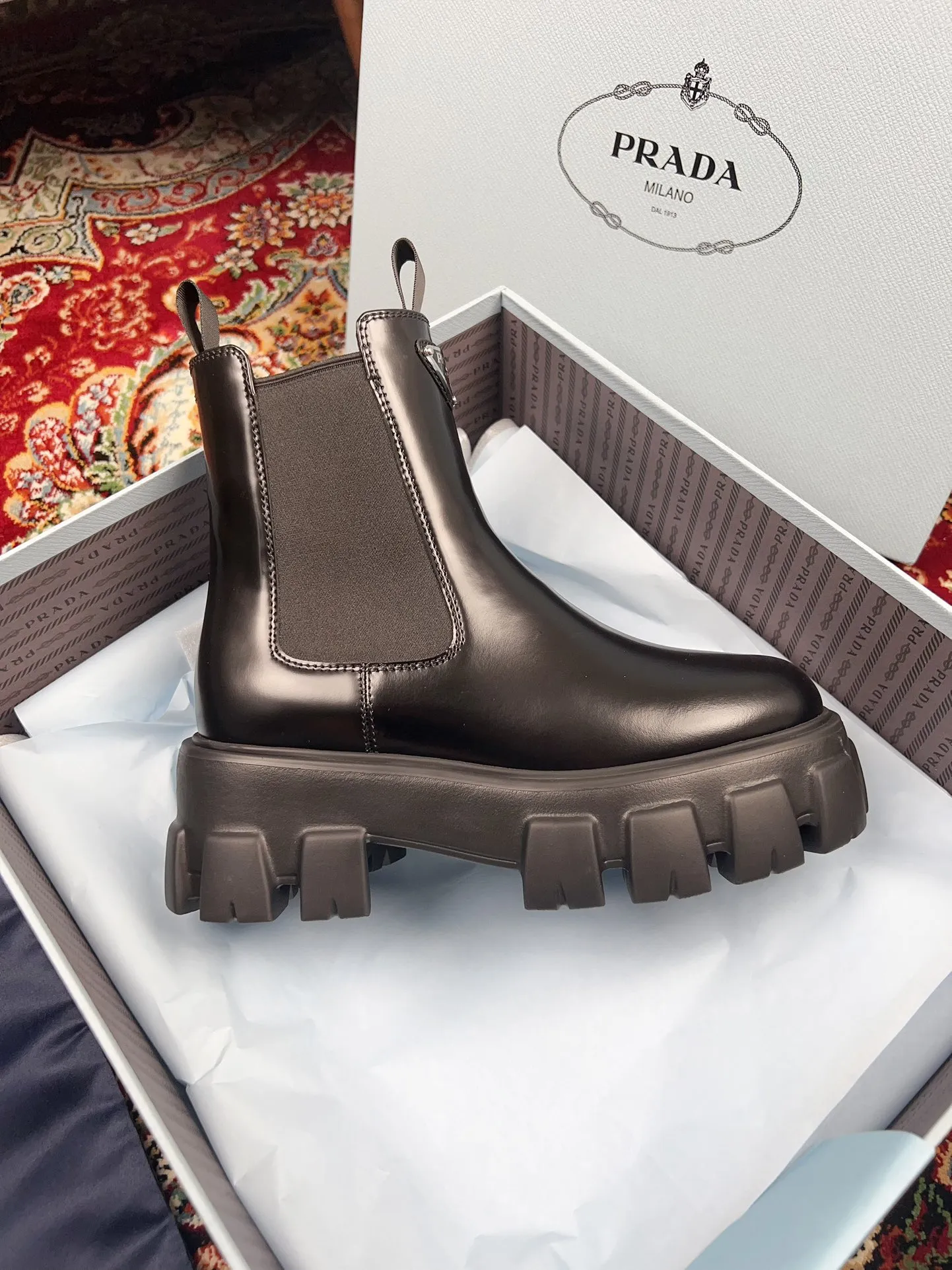 Factory direct sales p560🐘🐘Women's shoes Women's clothing Factory direct sales pRADA Prada platform platform thick-soled pocket triangle logo couple boots Original 1:1 customization, many Internet celebrities have used it, these shoes, cowhide color matching, injection molded triangle letters luogo craftsmanship, very popular this year, can be worn for leisure and sports... ❶Fabric: Customized open edge beads ➕Injection molded triangle logo ❷Inner lining: Customized cowhide ❸Feet: customized cowhide ❹Outsole: original molded foam combination outsole ❺Sole thickness: 6cm ❻Number of sizes: women's 35-40